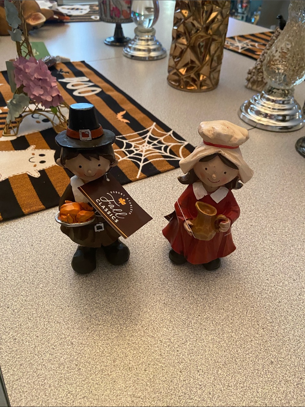 Classic Harvest Pilgrim Couple Figurines - Brown & Red